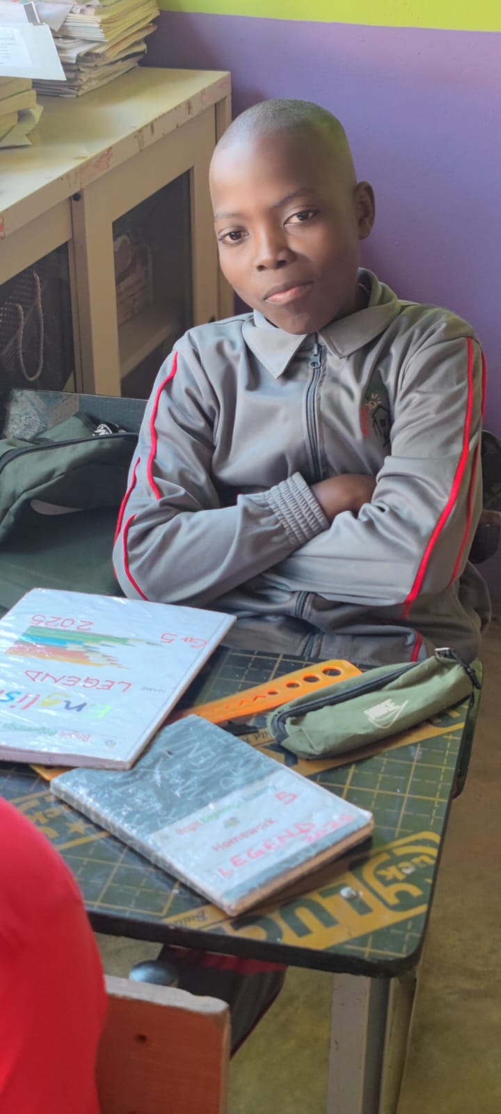 Aluno da Bright Beginnings Academy em sala de aula em Chimoio